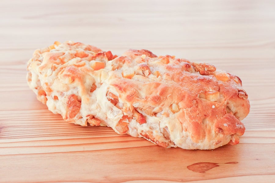 くるみパンオブザイヤー2013でグランプリを受賞した、くるみとオレンジのパン