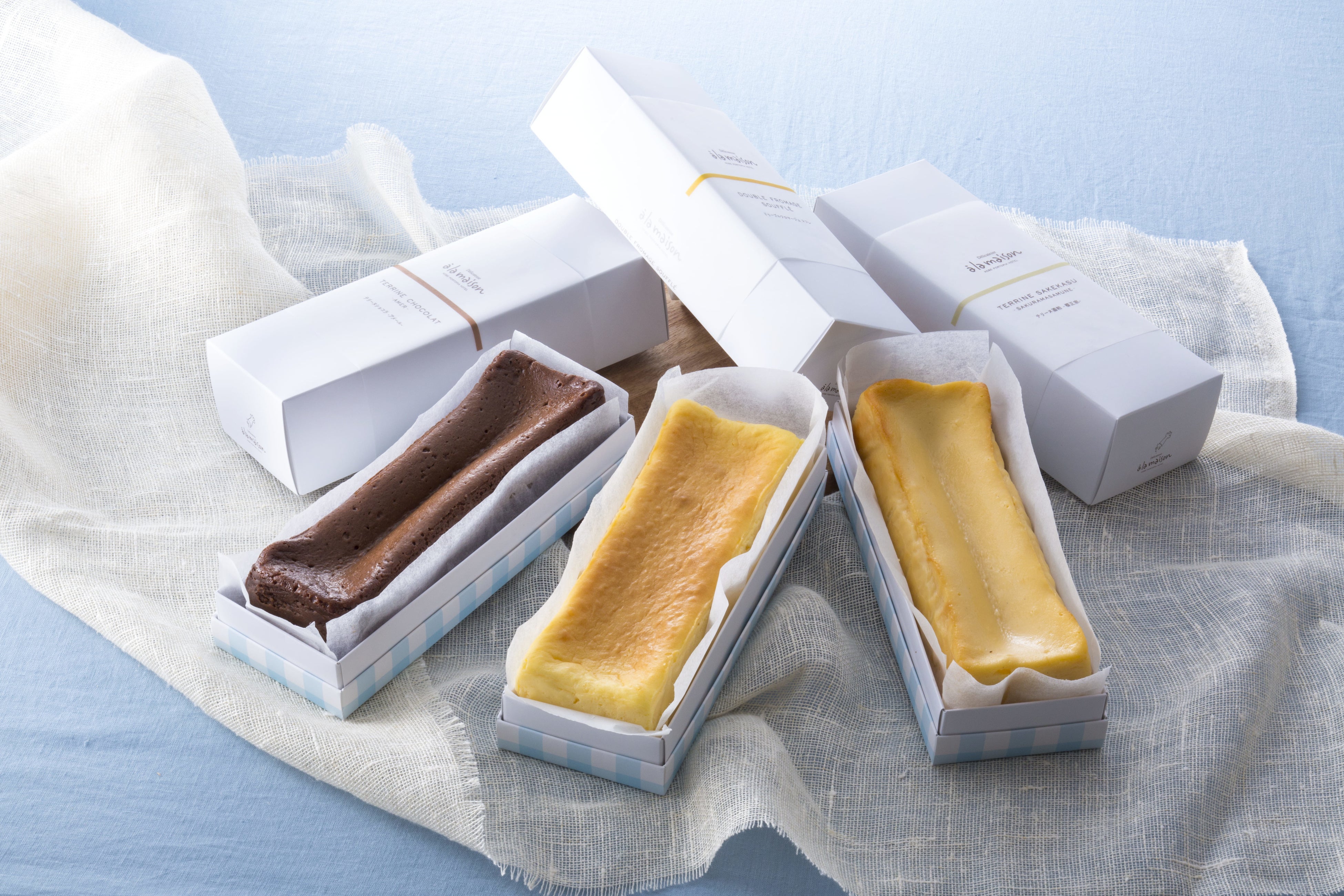左から「テリーヌショコラ」、「ドゥーブルフロマージュ スフレ」、「テリーヌ酒粕」
