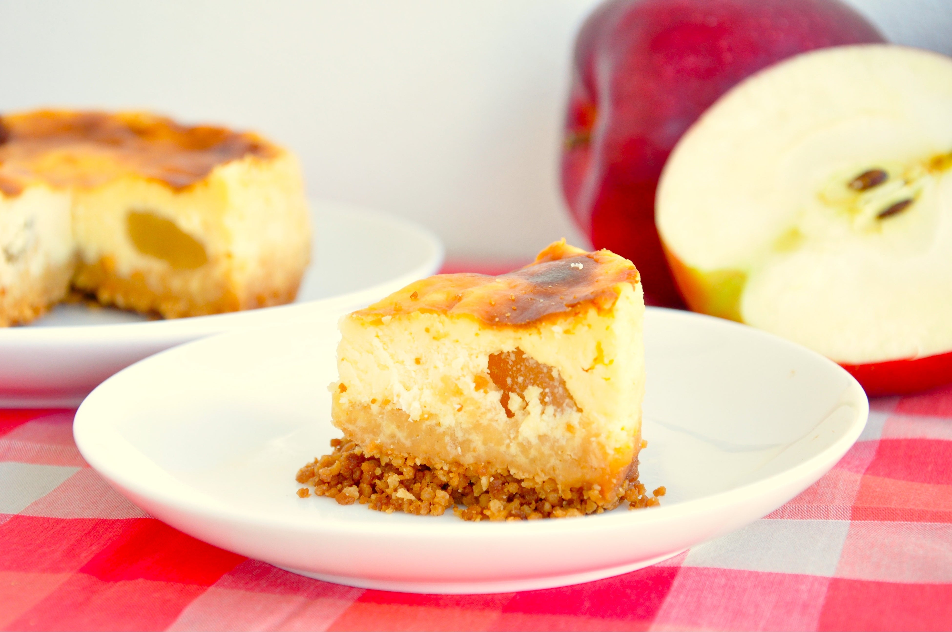 「ごろっと国産りんごのベイクドチーズケーキ」カットイメージ