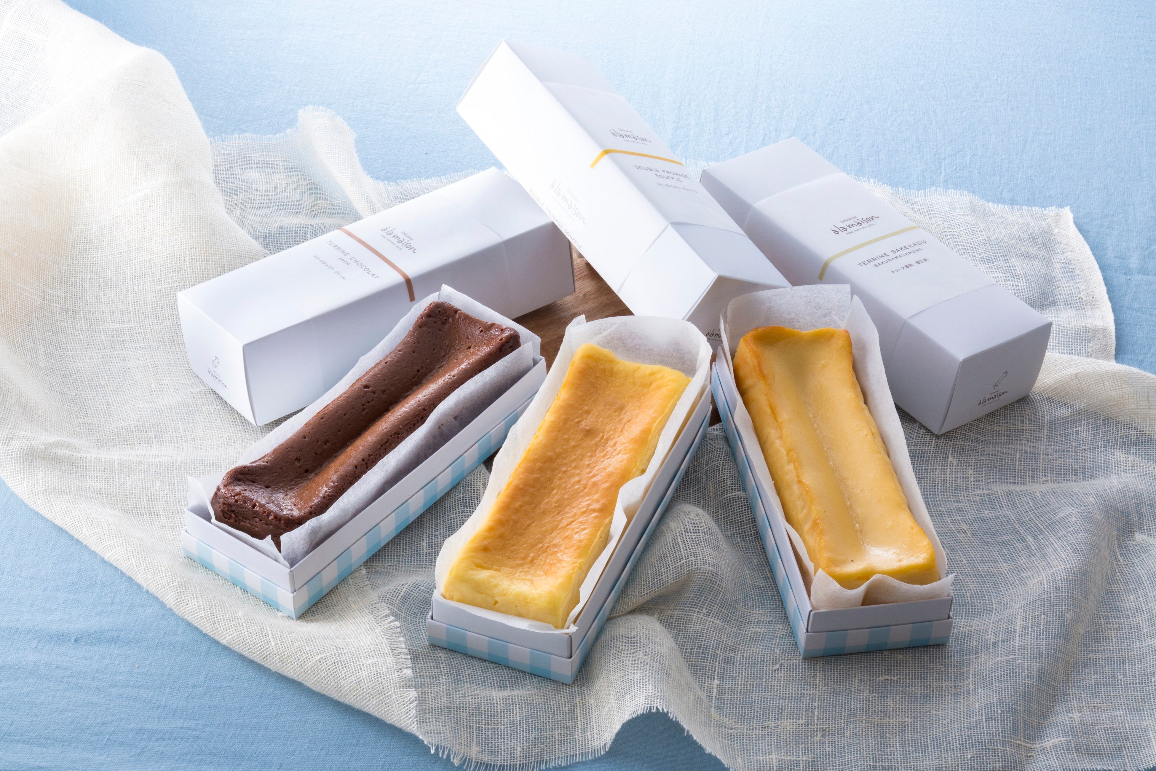 左から）テリーヌショコラ-アメール-、ドゥーブルフロマージュ スフレ、テリーヌ酒粕-櫻正宗-