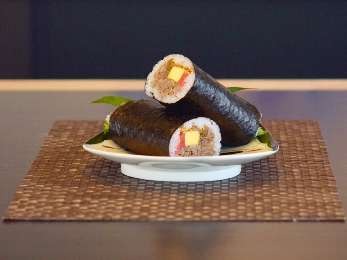 日本料理 神戸 たむら「黒毛和牛恵方巻き」※写真は一本をカットしたもの