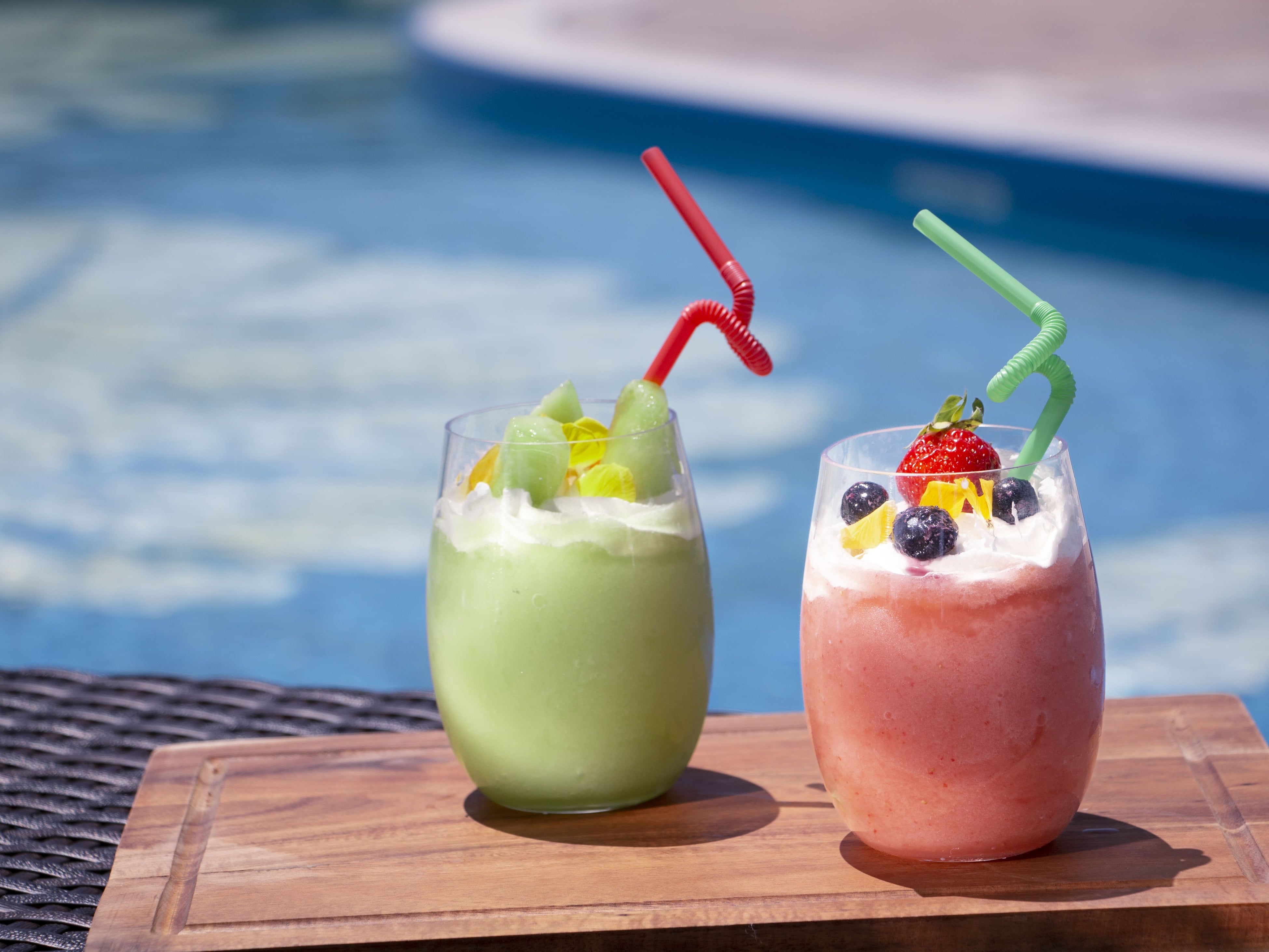 メロンスムージ（左）ストロベリースムージー（右）