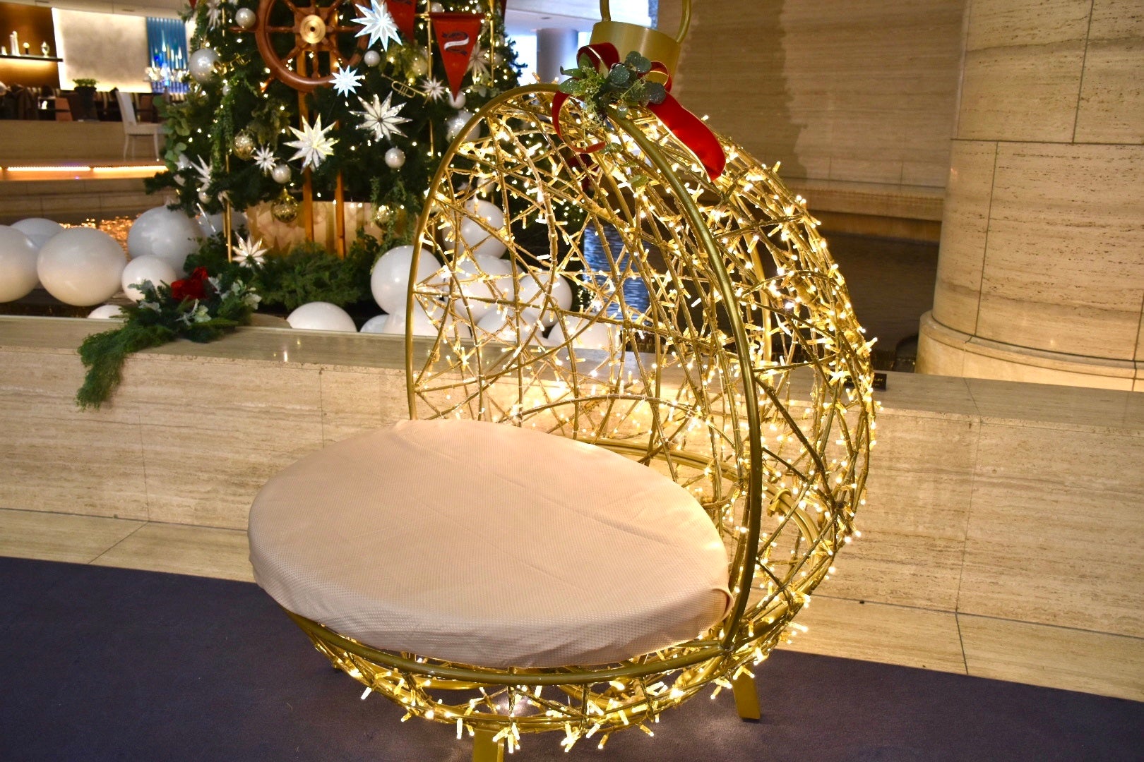 光るソファに座っての撮影も可能