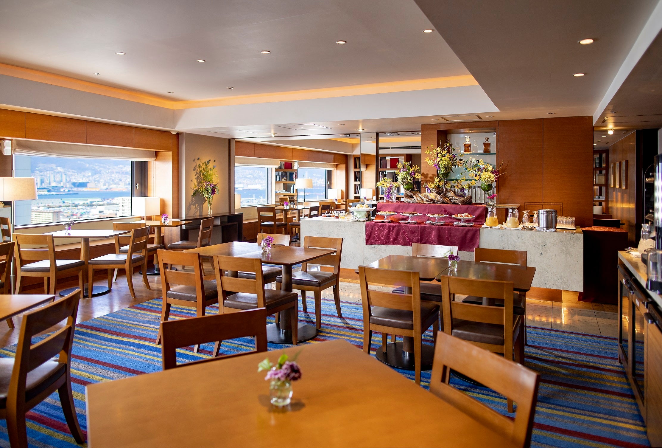 エグゼクティブフロア「OVAL CLUB」の滞在ゲストのみが利用できるクラブラウンジ（本館26階）