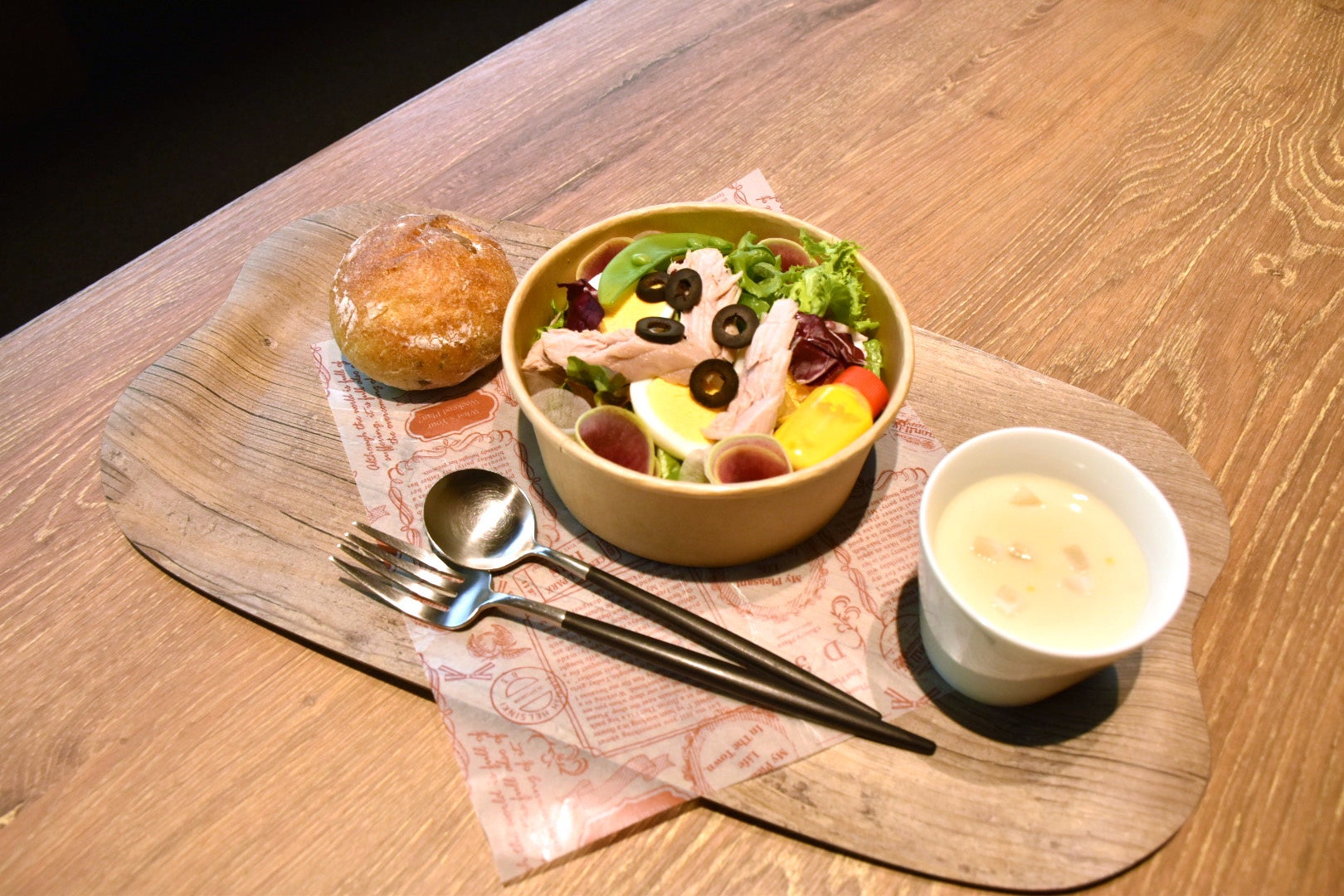 彩り野菜とまぐろの ニース風サラダ