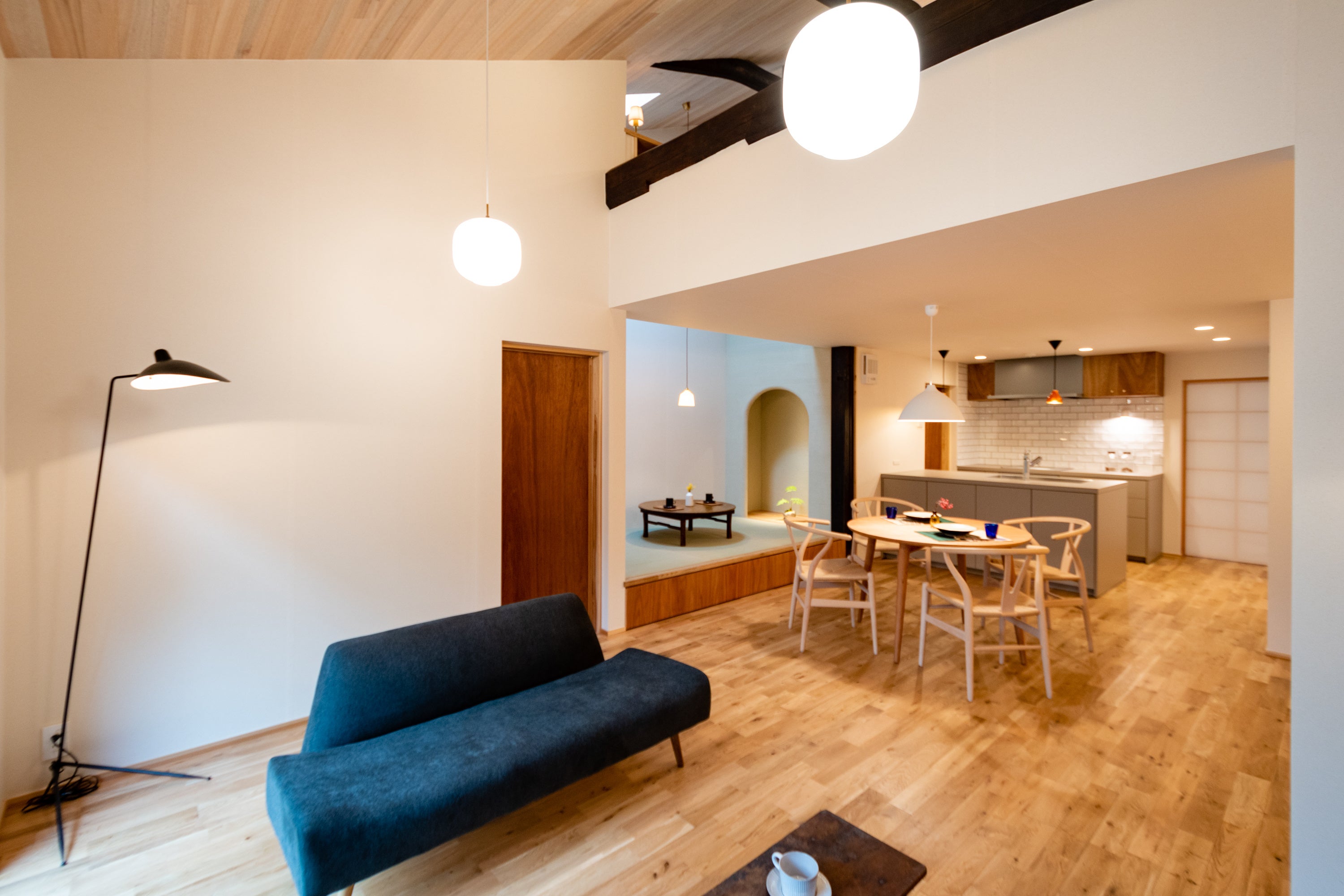 リビングは吹き抜けになっていて開放感がある