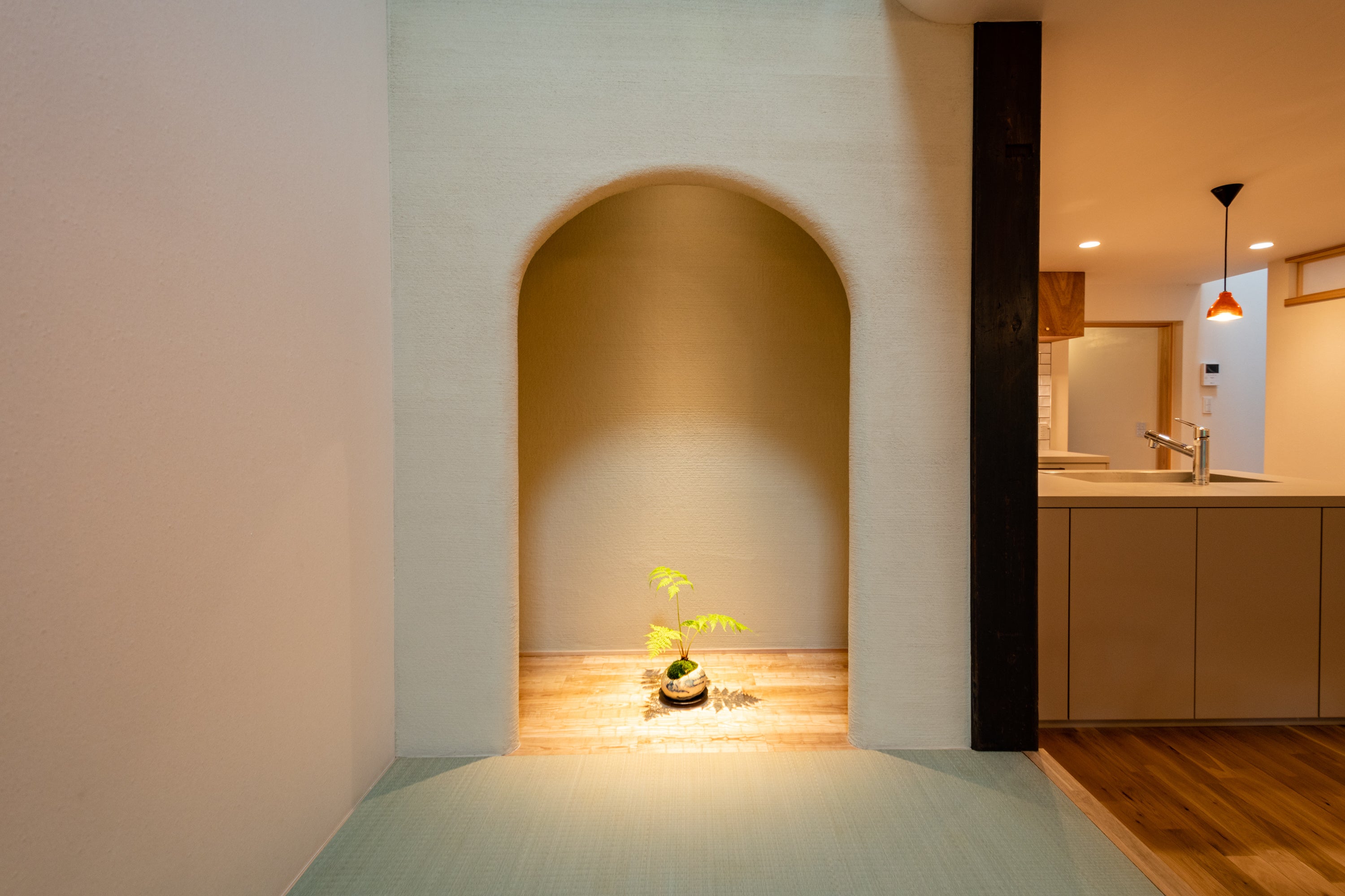 床の間を設えた小上がりは、ゴロンと横になれるようタタミに