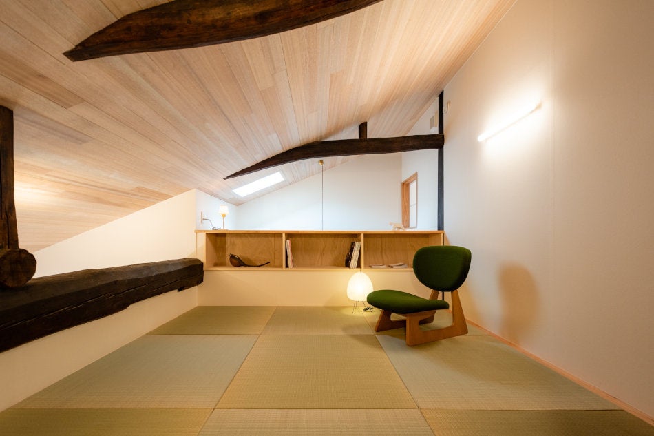 吹き抜けに面したタタミラウンジは天井が低くて落ちつく