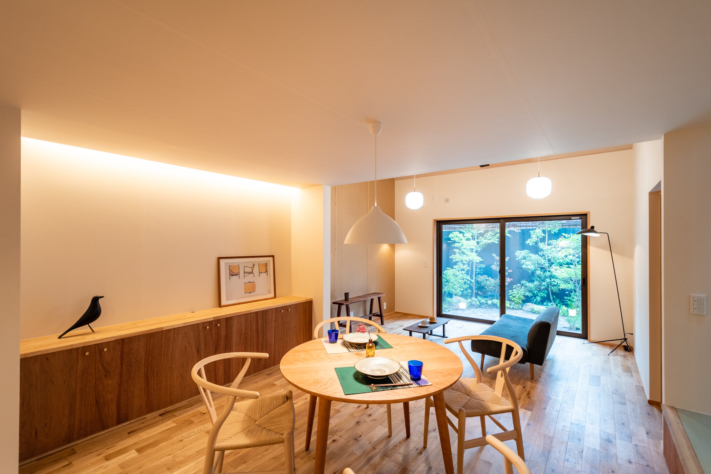 坪庭が見え、居心地の良いリビング・ダイニング