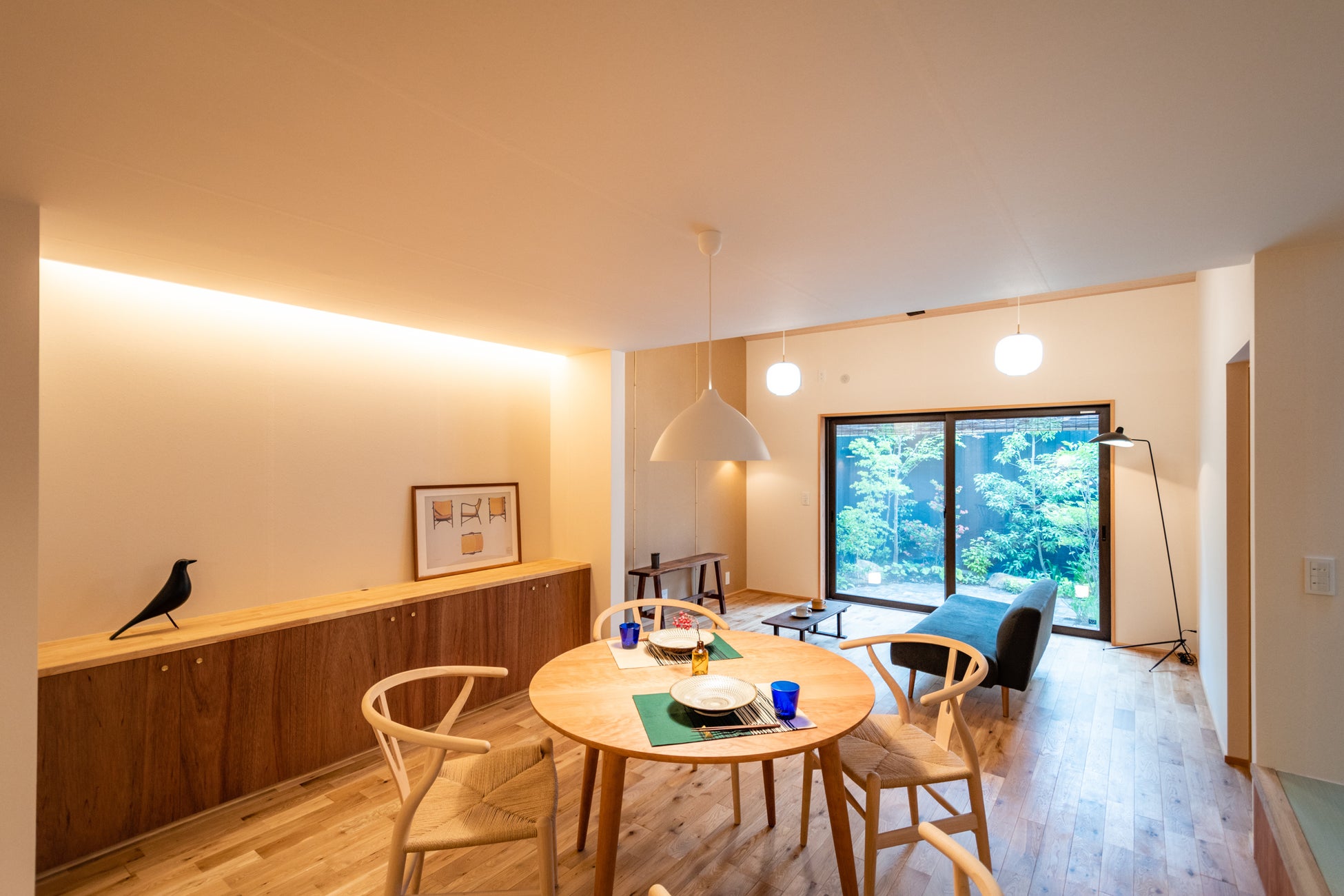 坪庭が見え、居心地の良いリビング・ダイニング