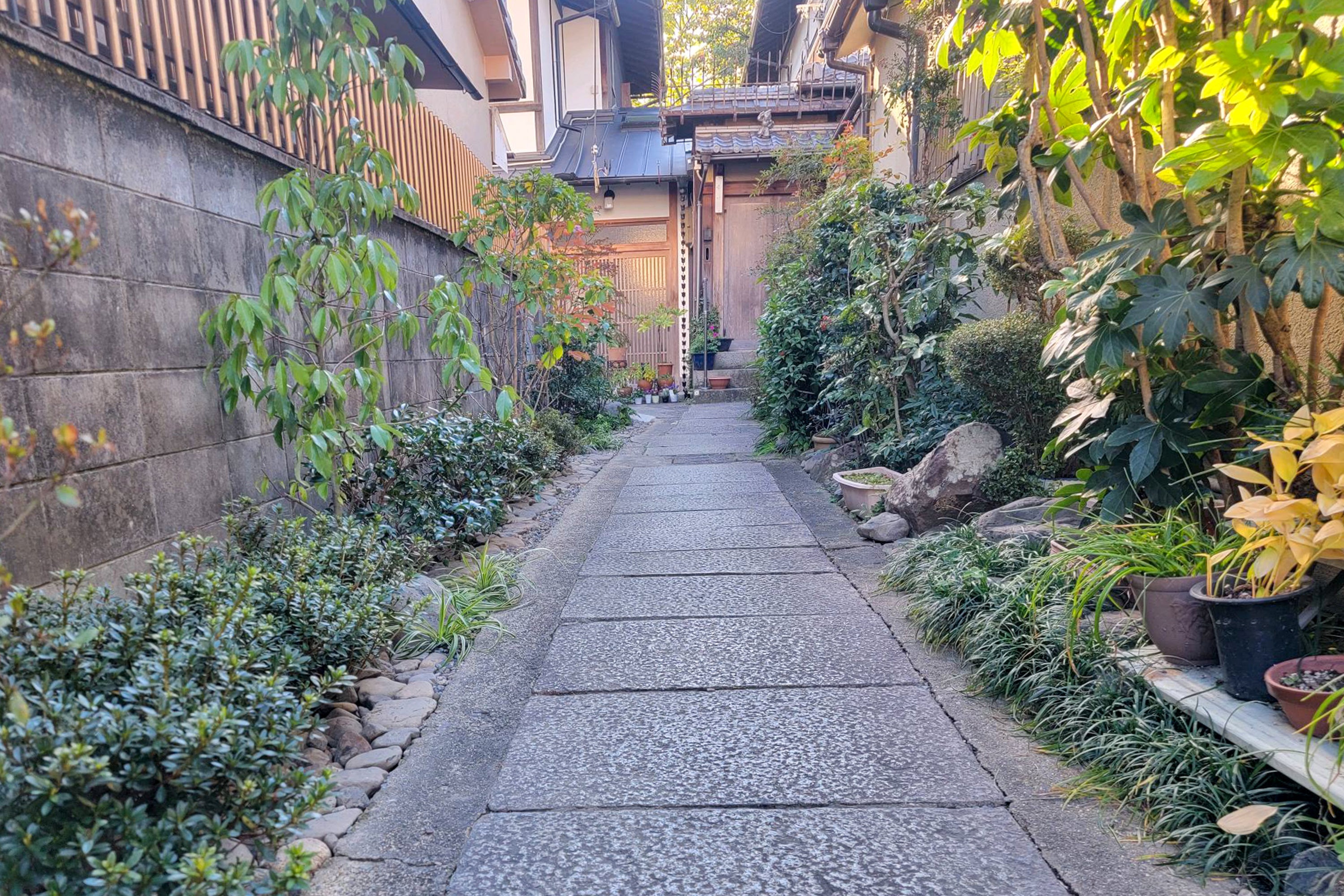 甦る路地再生プロジェクト」にて路地奥の新築住宅が完成。路地再生の