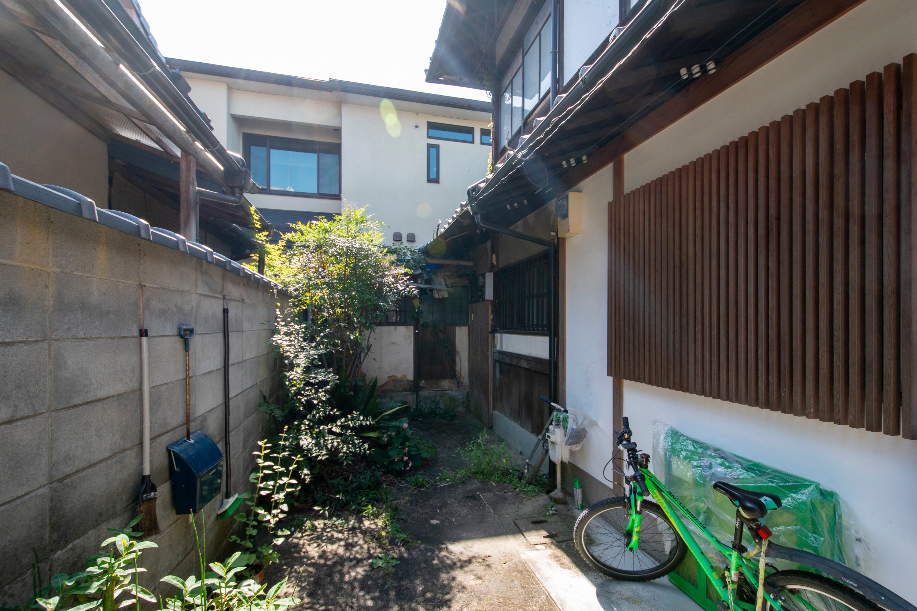 甦る路地再生プロジェクト」にて路地奥の新築住宅が完成。路地再生の