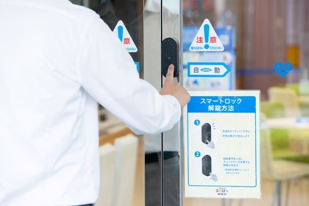 ショールームの入り口に設置されたbitreader+にパスコードを入力し、カギを解錠する様子
