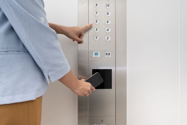 エレベーター内にてセキュリティを解錠する様子