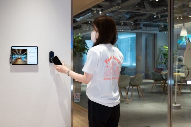 bitreader+にスマートフォンをかざしてドアを開ける様子