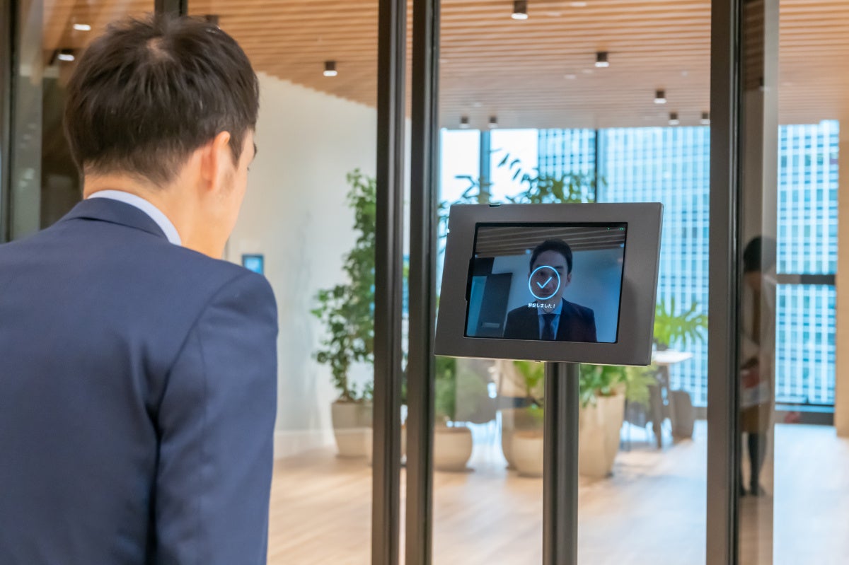 顔認証でフロア入り口のカギを解錠する様子