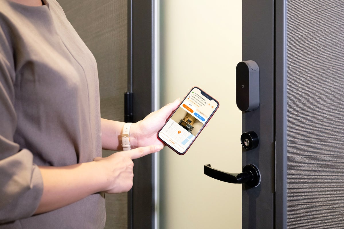 個室ワークスペースの鍵を開ける様子