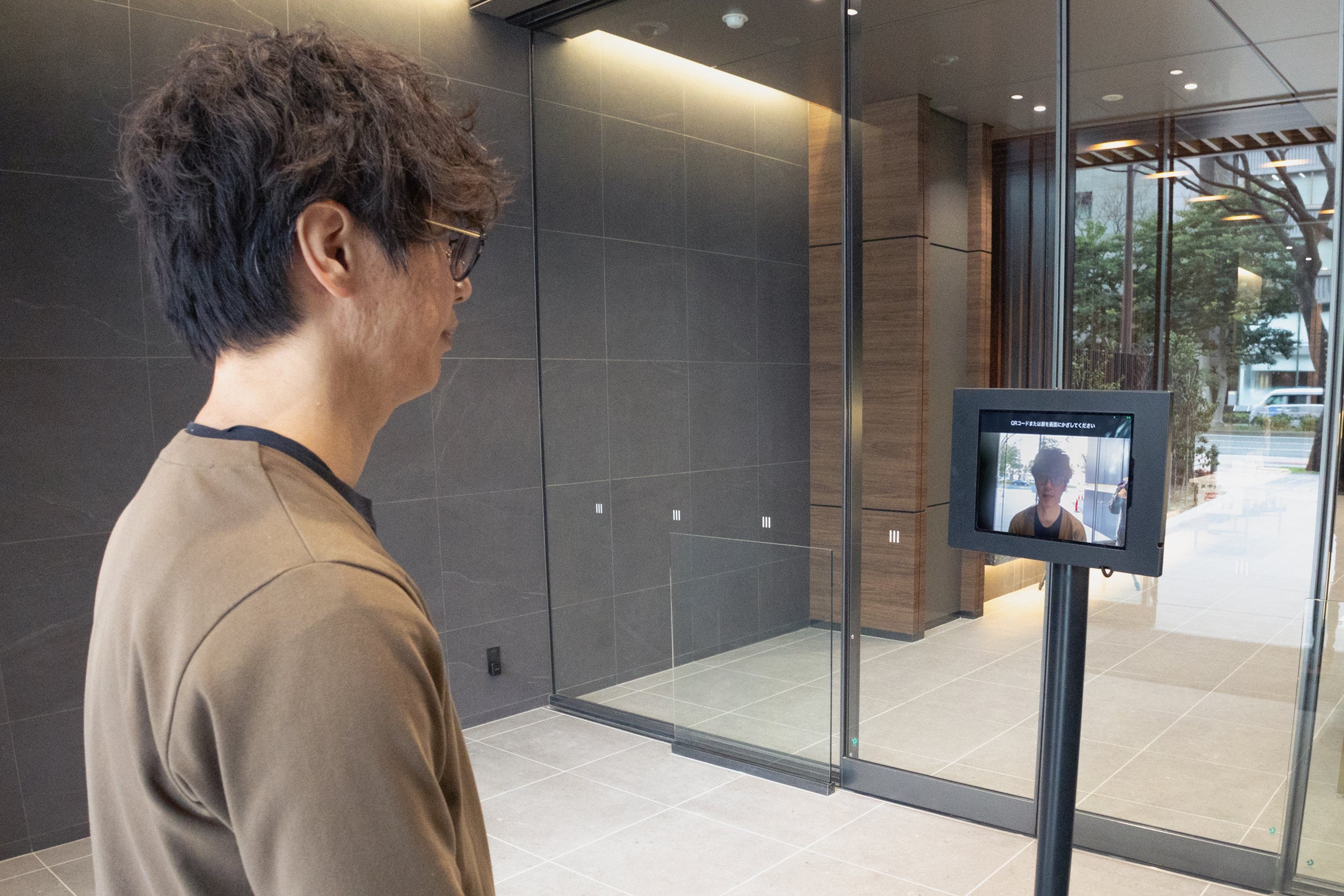 顔パスで入室する様子（エントランス）