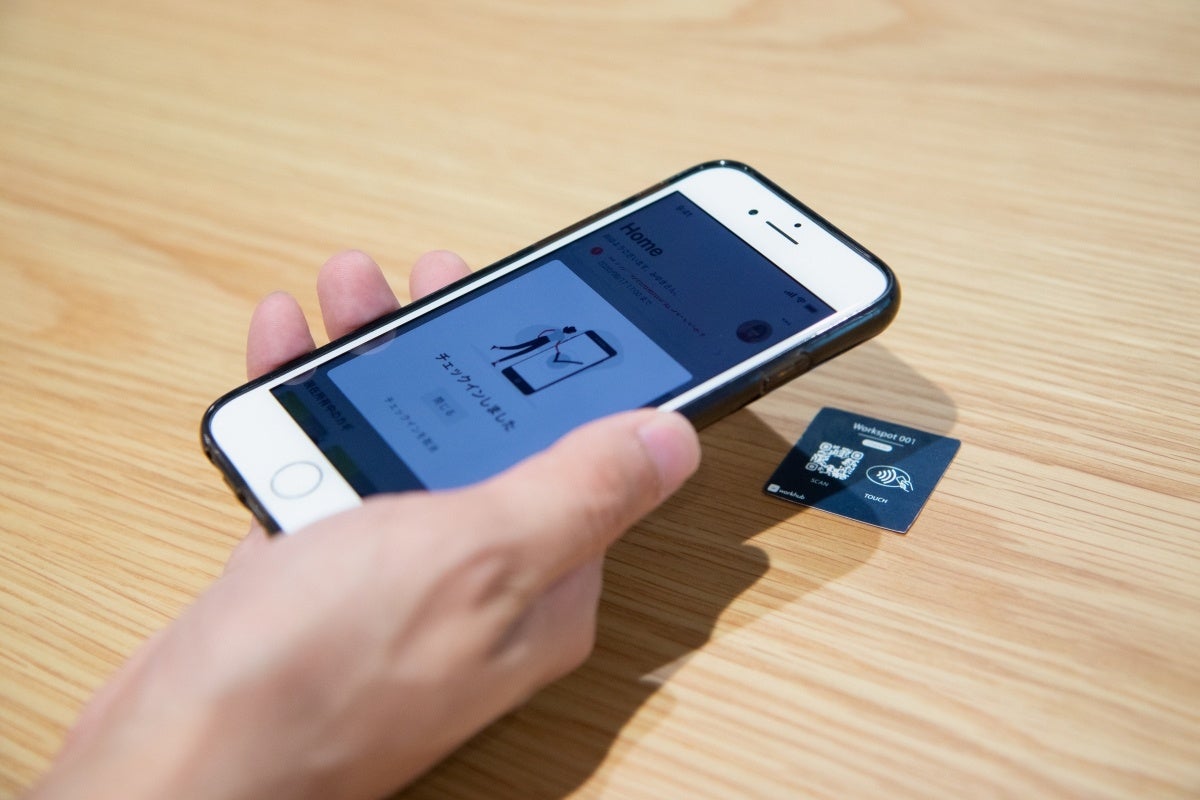 座席のQRコードを読み取り、チェックインする様子