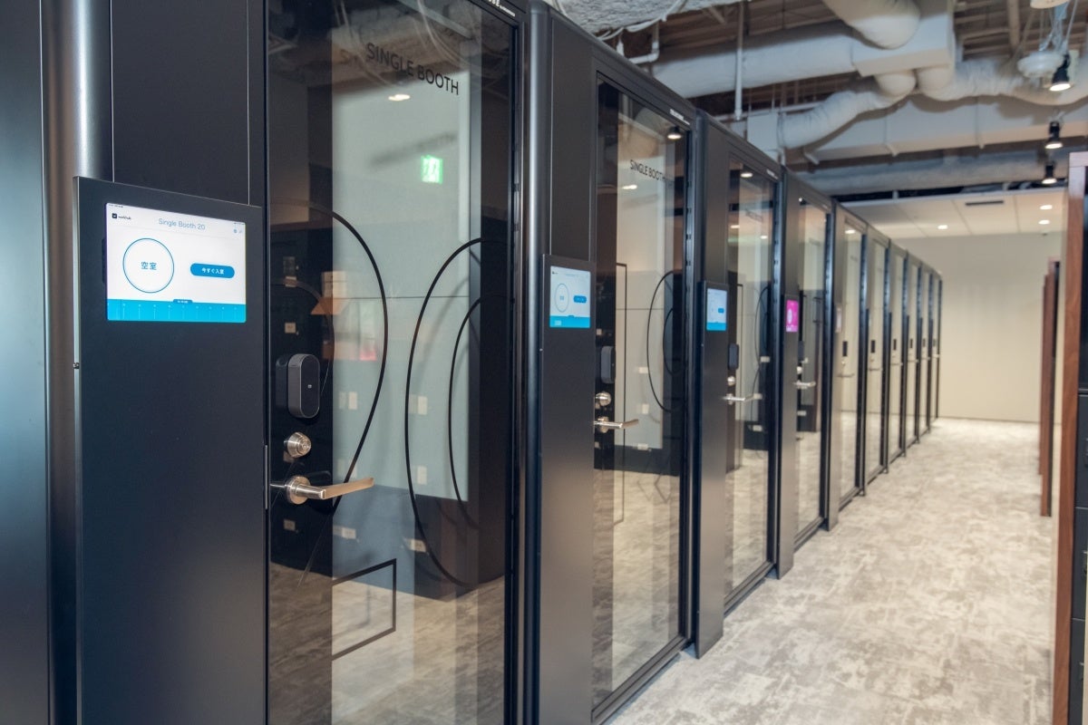 一人用ブース。タブレット端末で即時予約・カギ解錠ができる