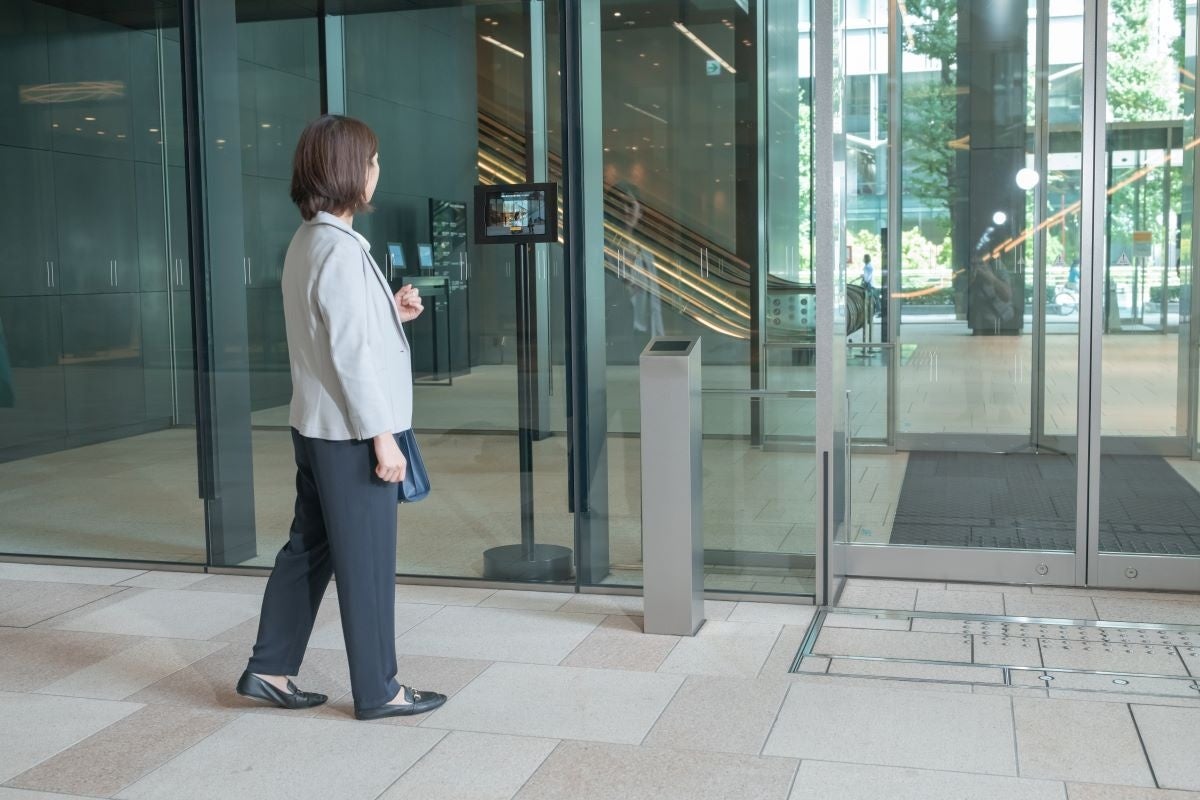 ビルエントランスを顔認証で通行する様子