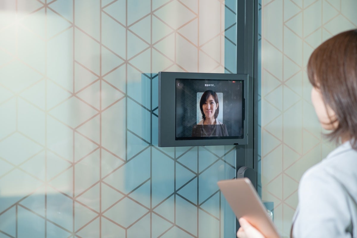 会議室に顔認証で入室する様子