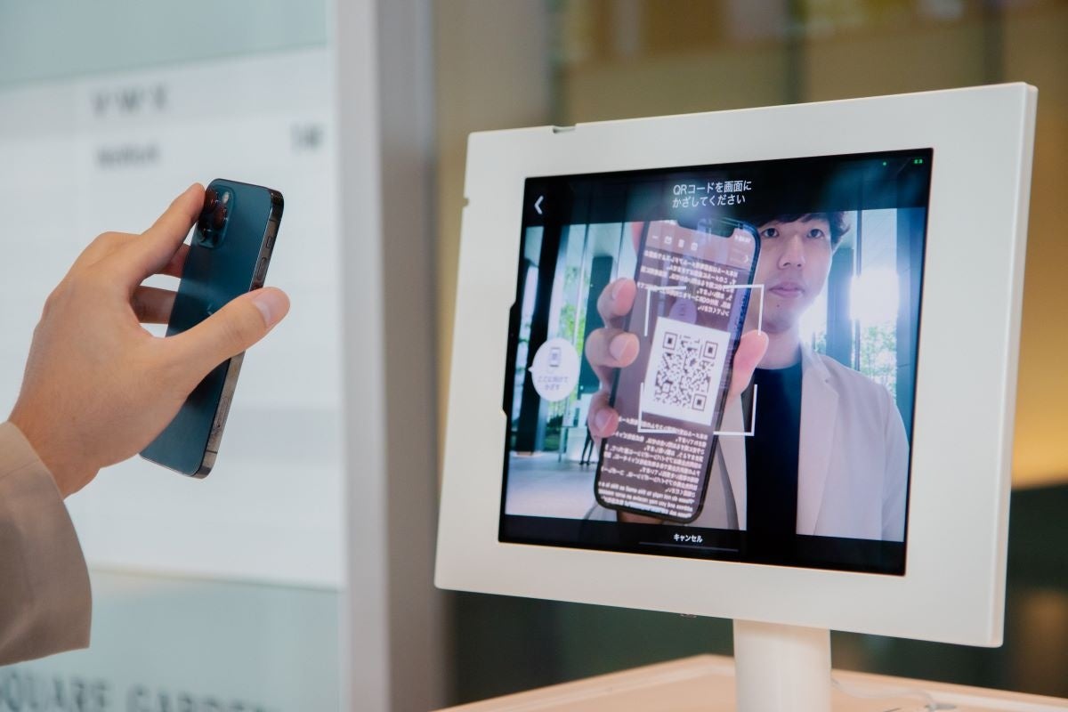 ゲストがQRコードで受付する様子