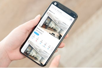 会議室をスマホで予約する様子
