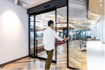 ICカードでコワーキングスペース入り口の カギを解錠する様子