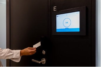 「空室」の会議室に入室する様子