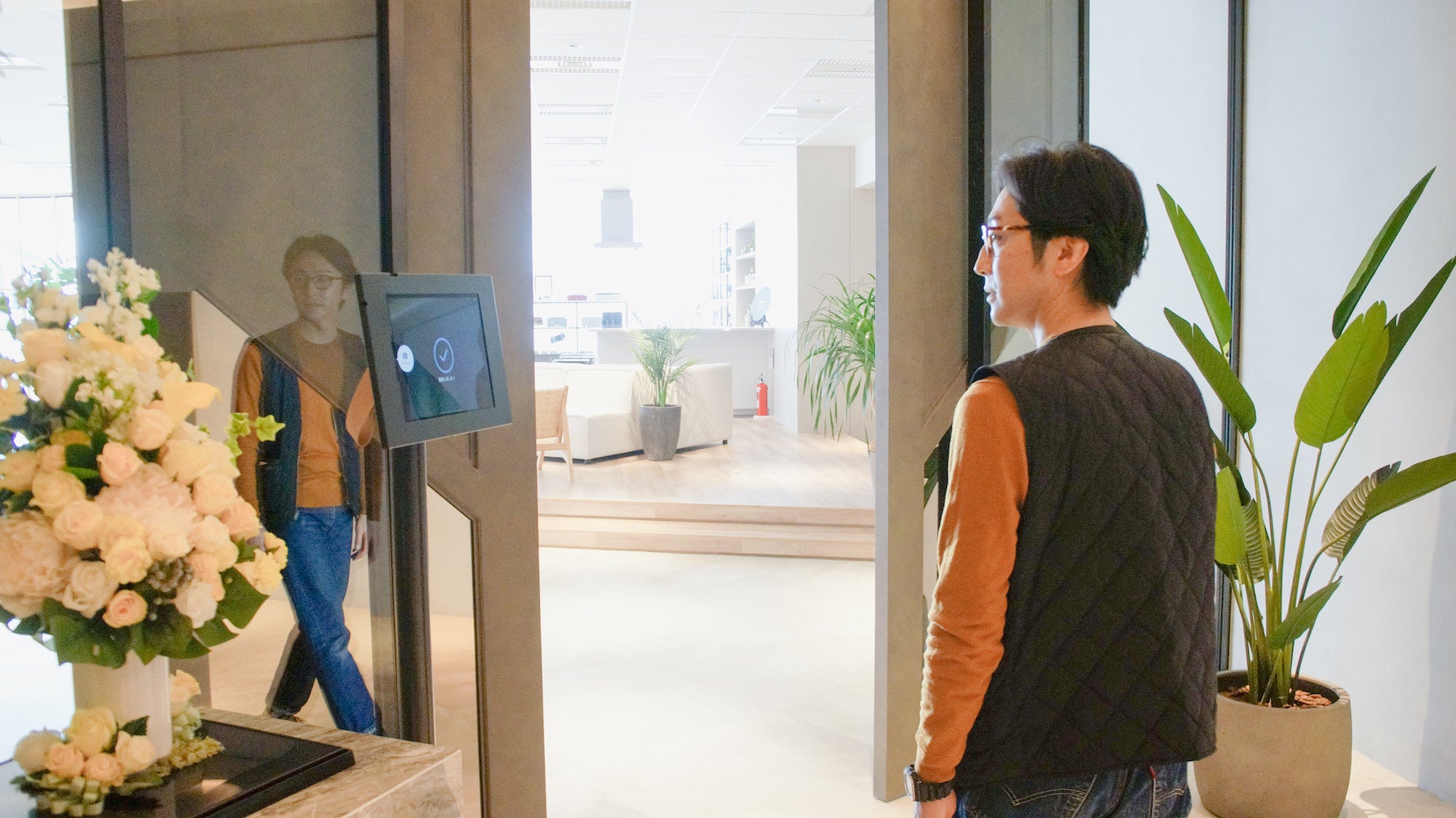 社員が顔認証で入室する様子（エントランス）