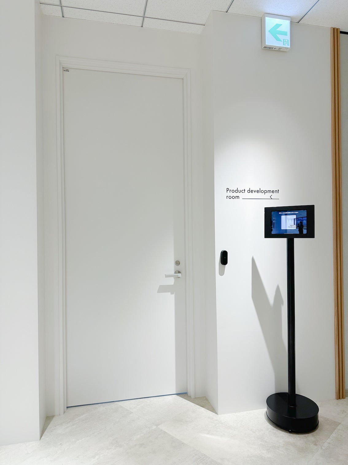 製品開発室の入り口。タブレット端末に顔をかざして入室する。