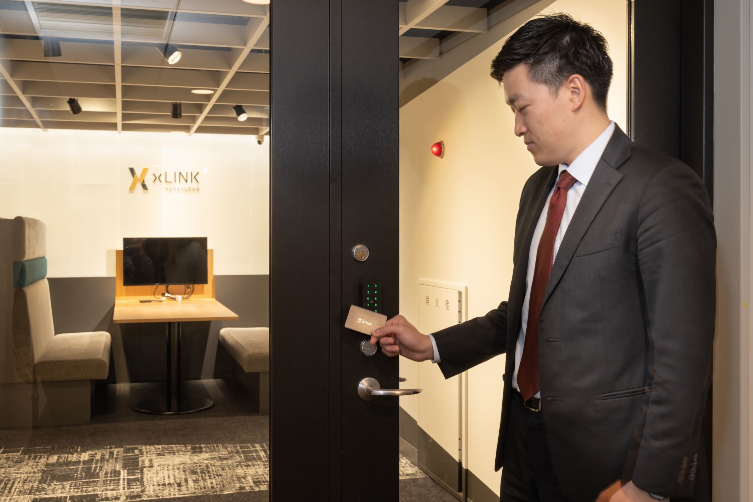 xLINK 有楽町メイン入口にて　三菱地所　岡本 拓仁 様