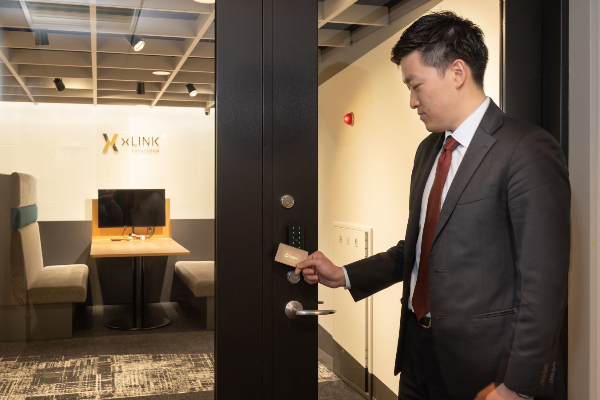 xLINK 有楽町メイン入口にて 三菱地所 岡本 拓仁 様