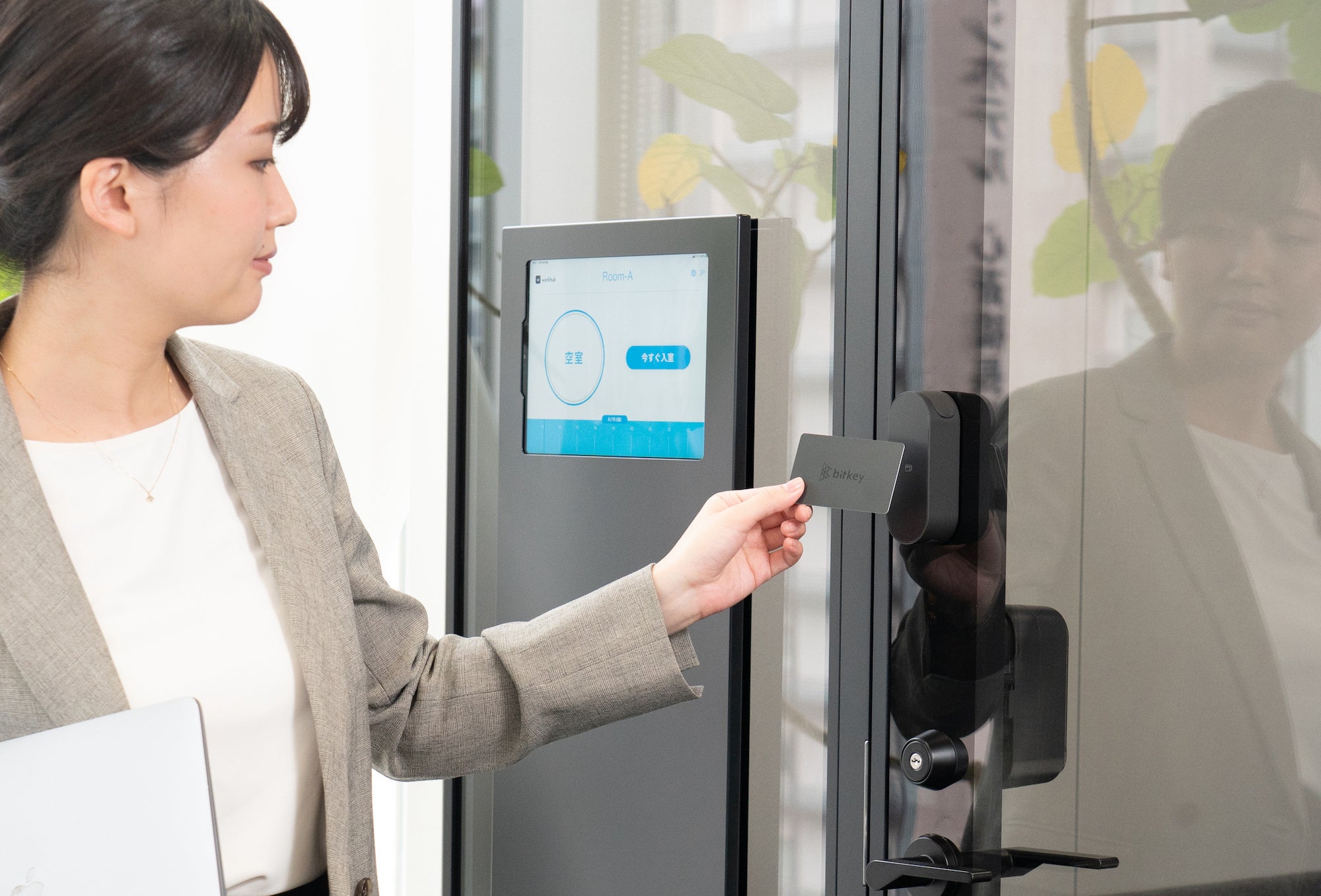 ICカードでカギを解錠する様子