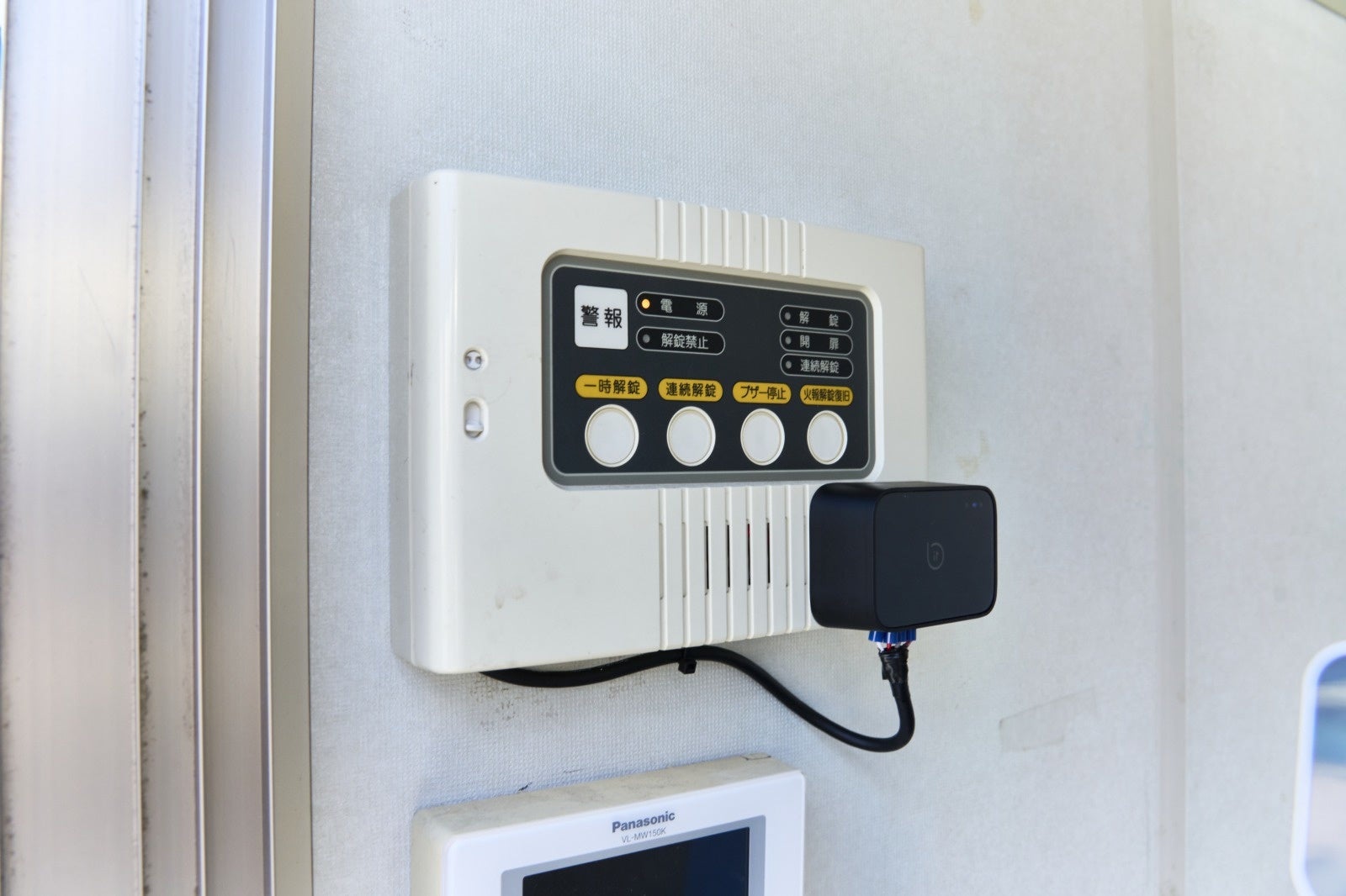 門の制御装置にbitlock GATEを接続し、 スマホからの解錠信号を受信可能にしている