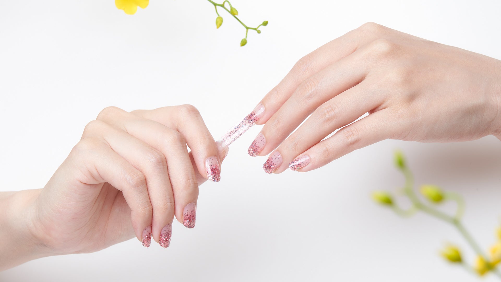 柔らかく伸張性があるので爪によくフィットします