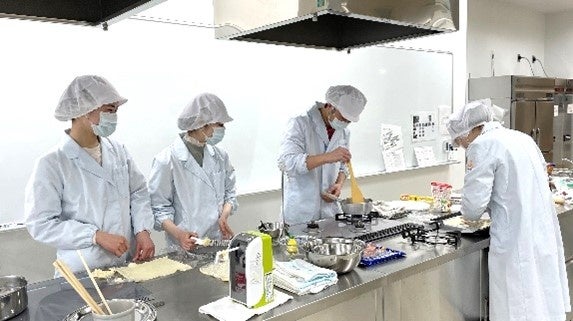 商品開発中の学生の様子