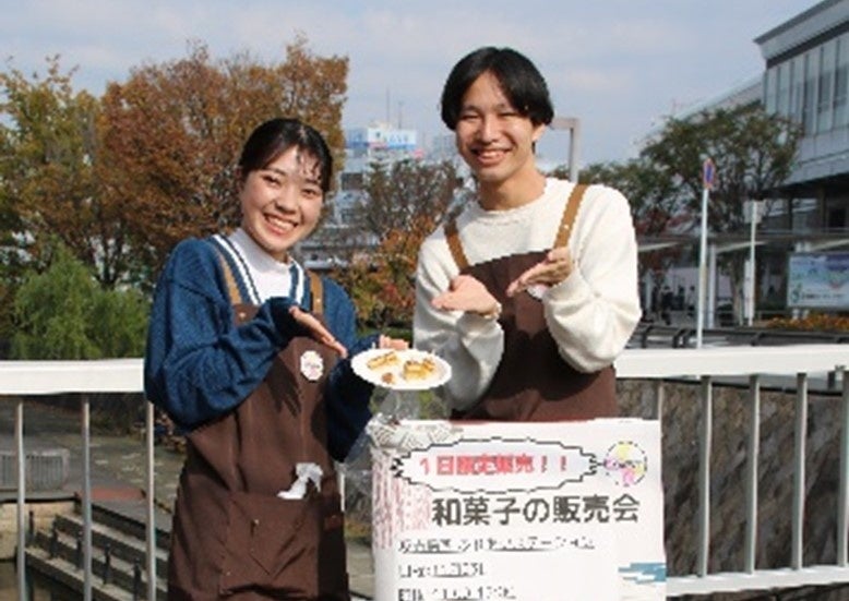 商店街前で声かけをする様子