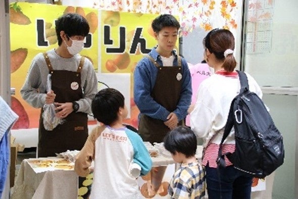 お客さまに商品説明をしている様子