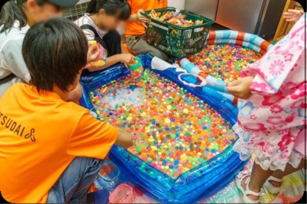 夏祭り（スーパーボールすくい）の様子