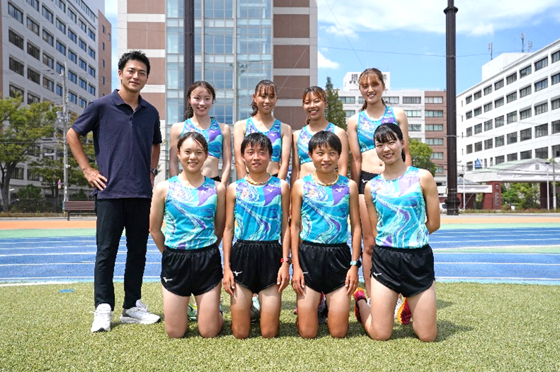 竹澤ヘッドコーチと女子陸上競技部の部員ら