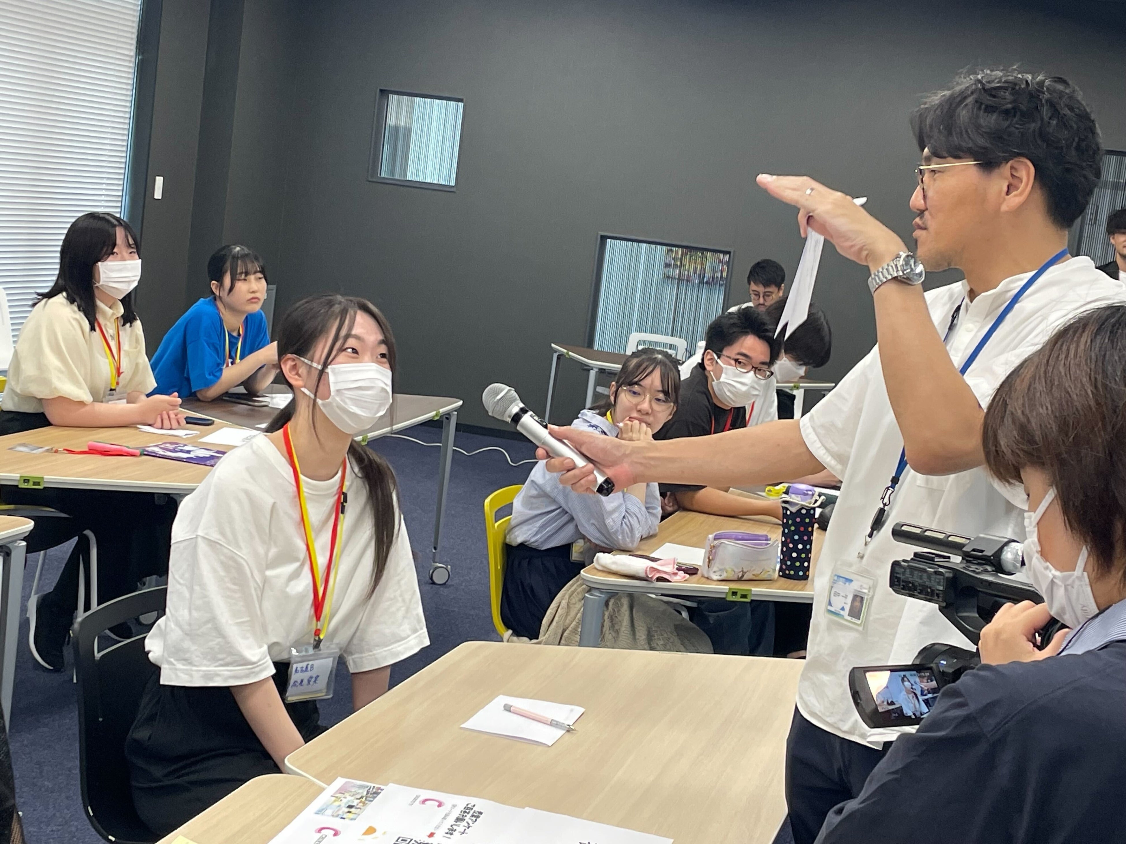 取材を受ける生徒