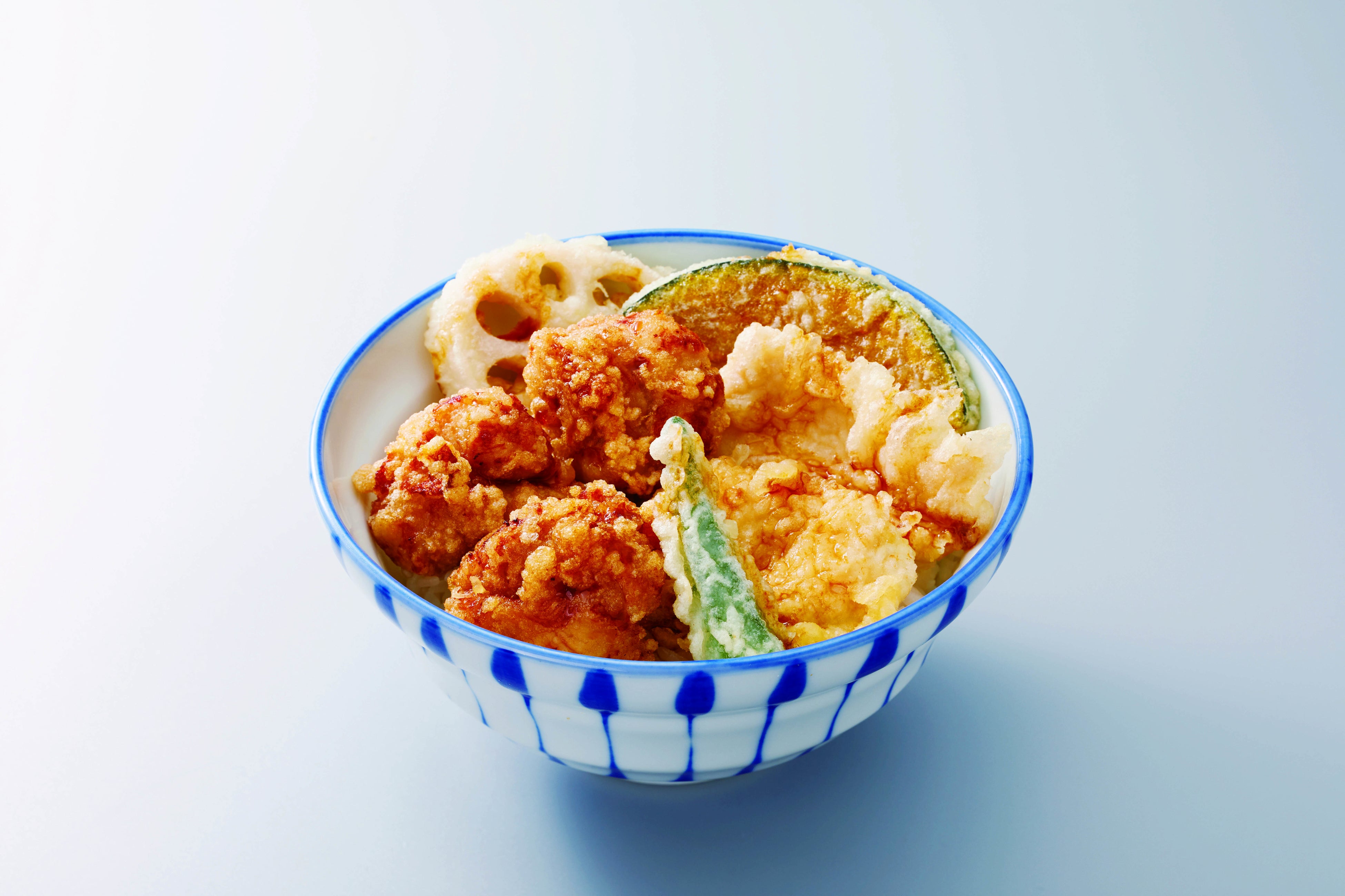 サボ天丼相談ページ ストップウォッチを片手に穴子を揚げる社員たち│テン