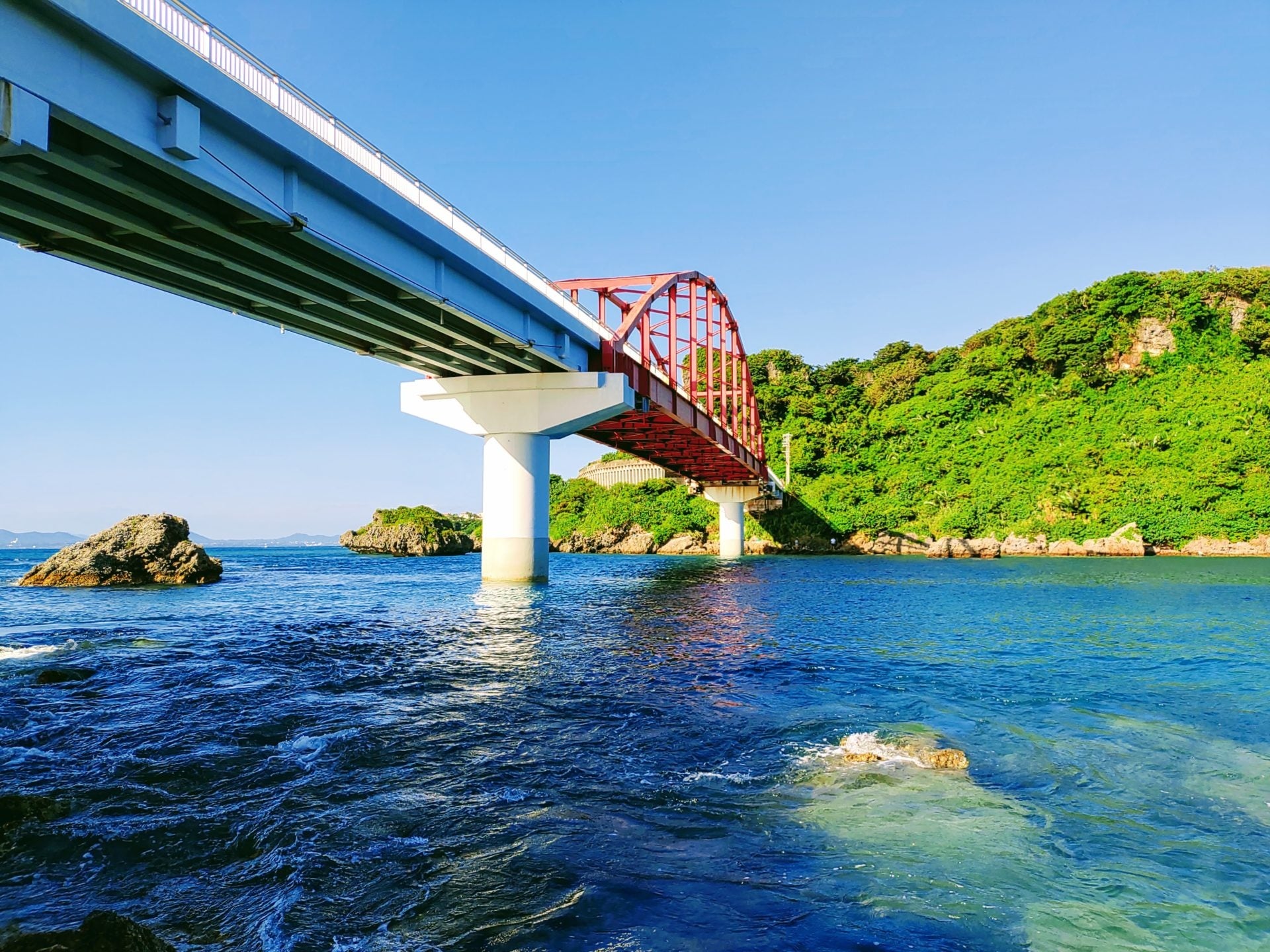 伊計島のシンボルの伊計大橋（宮城島と伊計島を結ぶ）