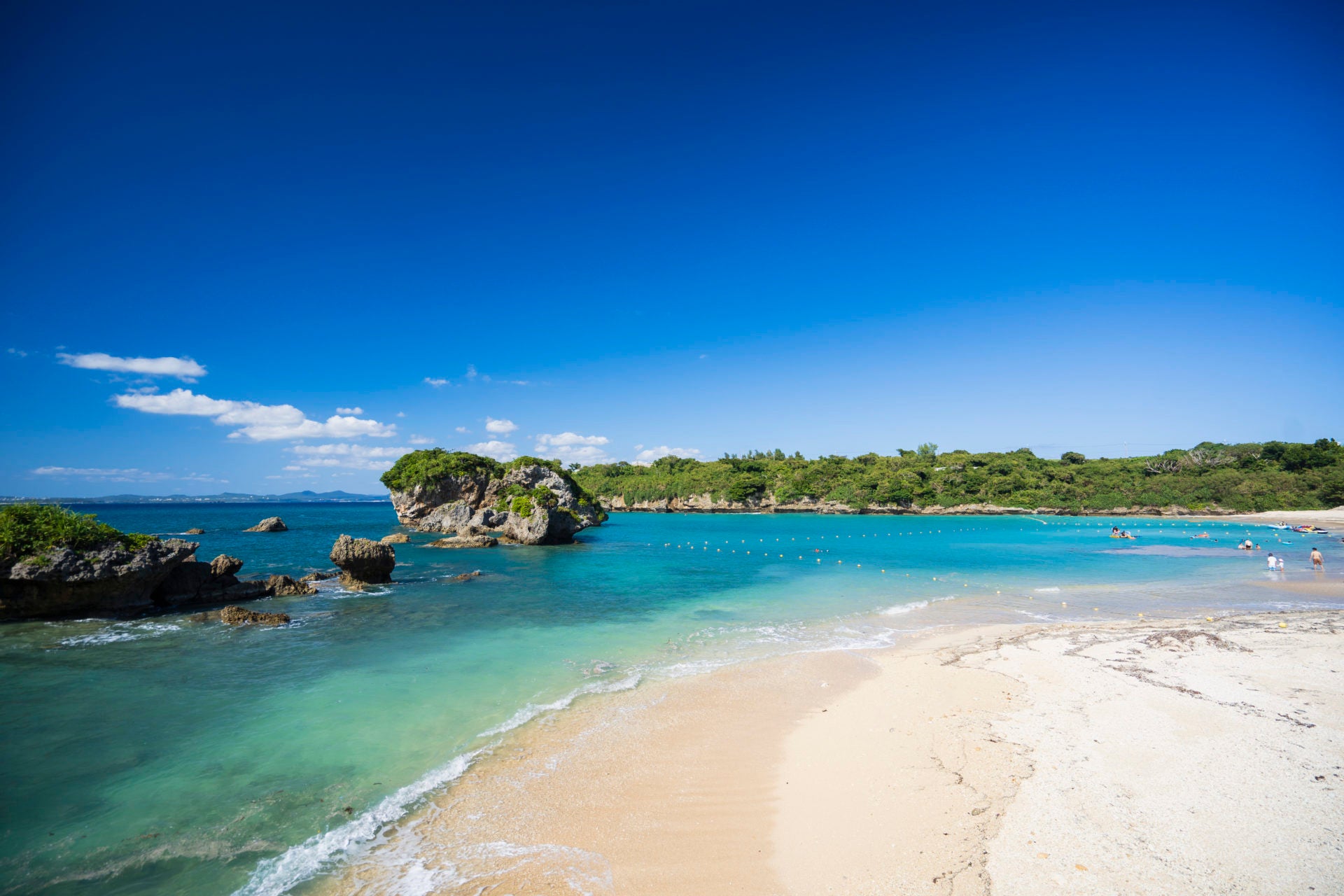 エメラルドグリーンが鮮やかな伊計ビーチ