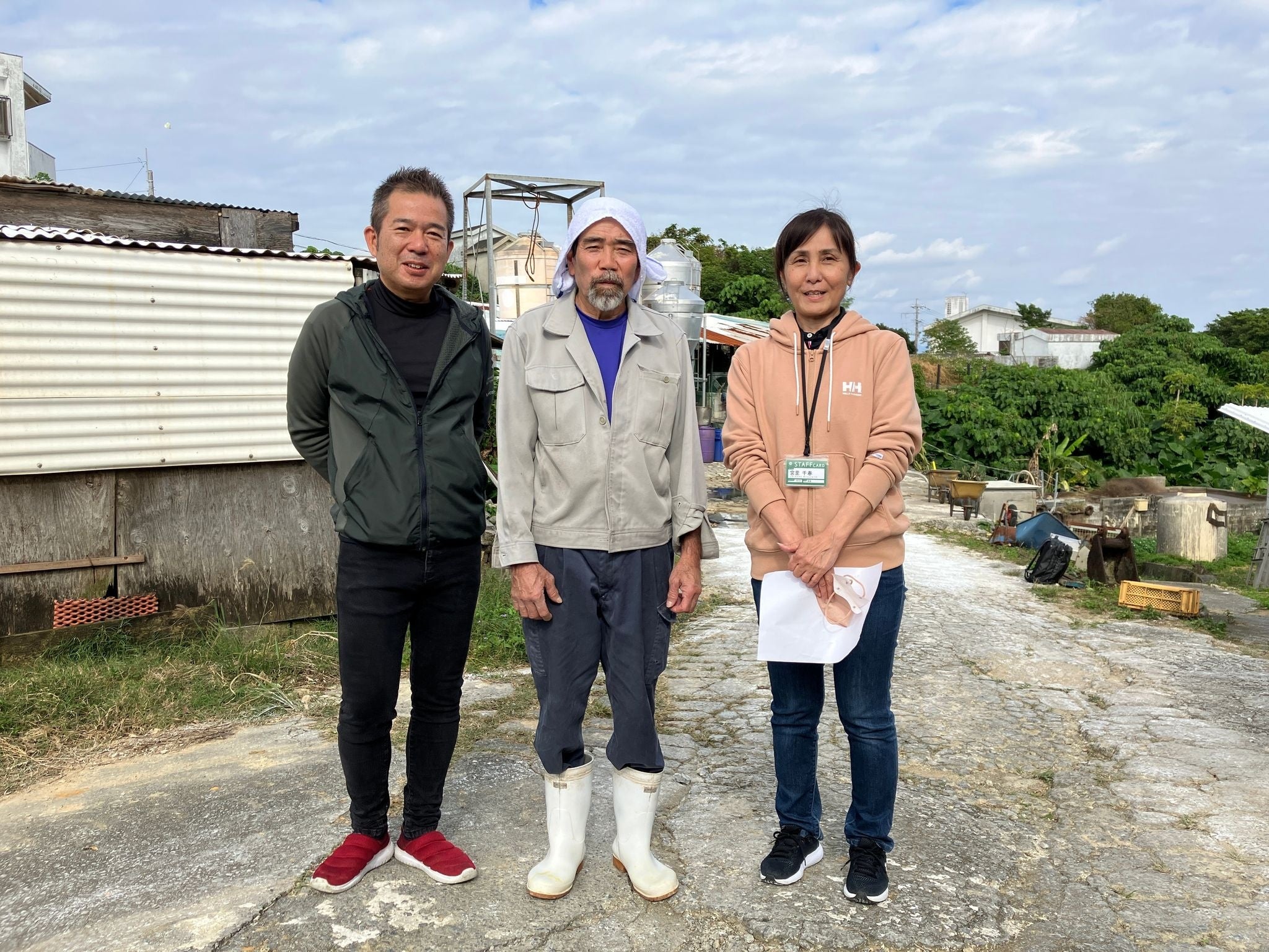 左からうるマルシェ支配人の宮城さん、池宮城畜産の池宮城さん、うるマルシェの宮里さん