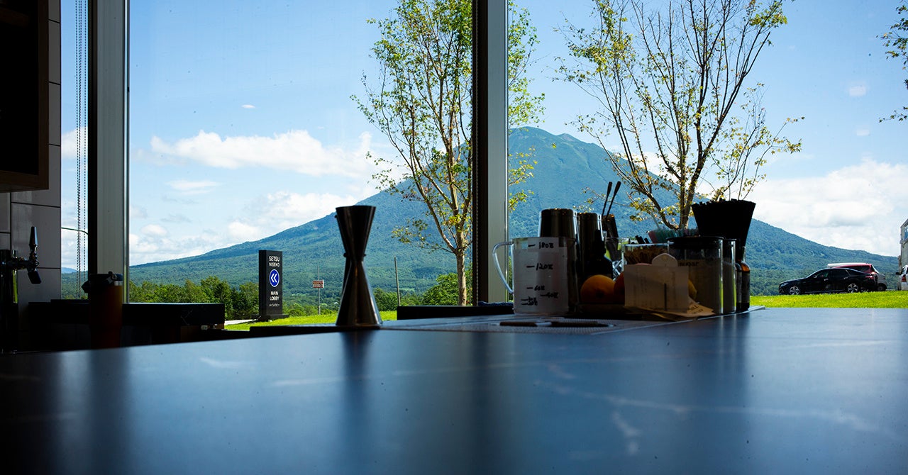 店内から望む羊蹄山