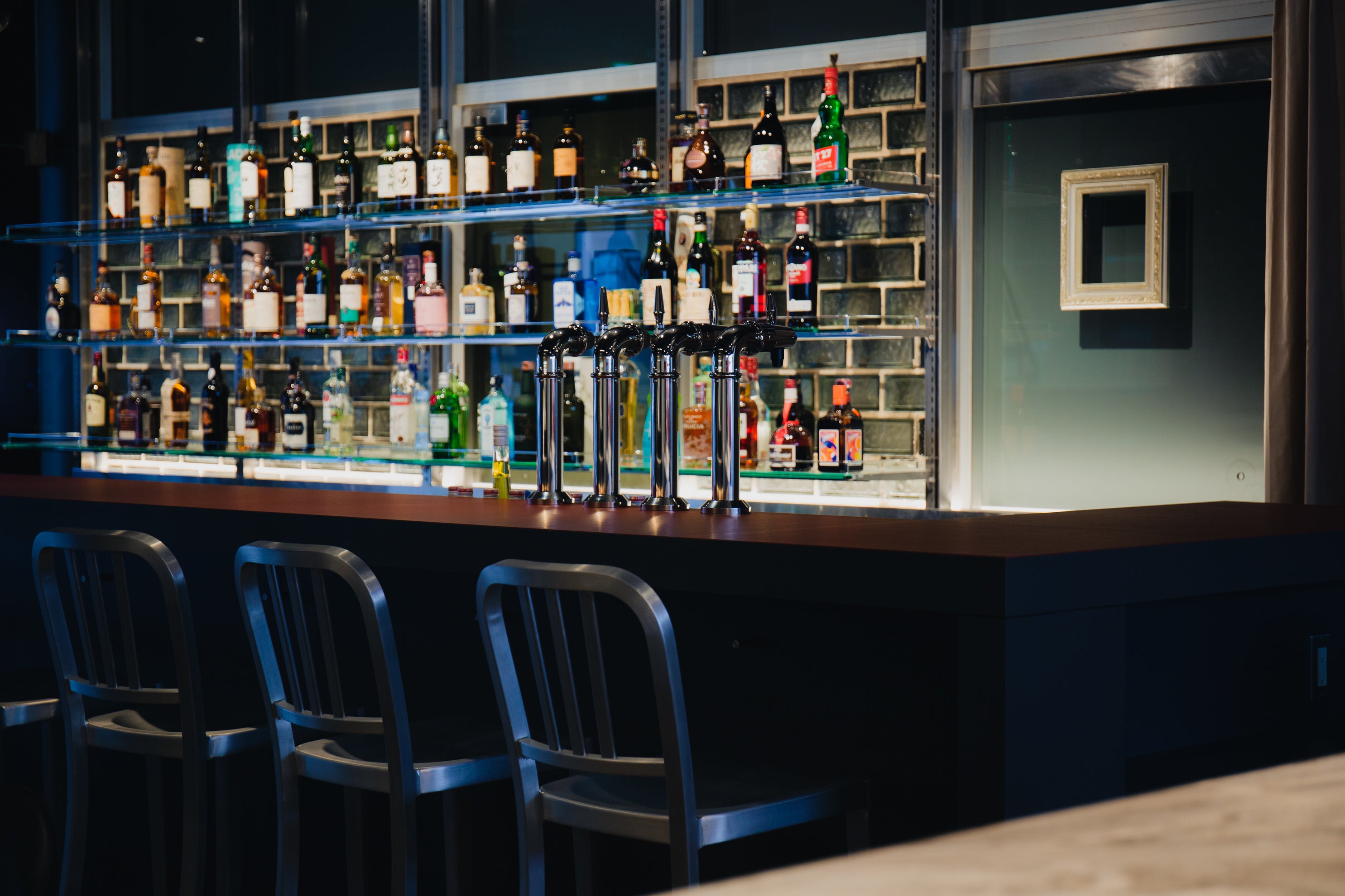 バーカウンター：8席