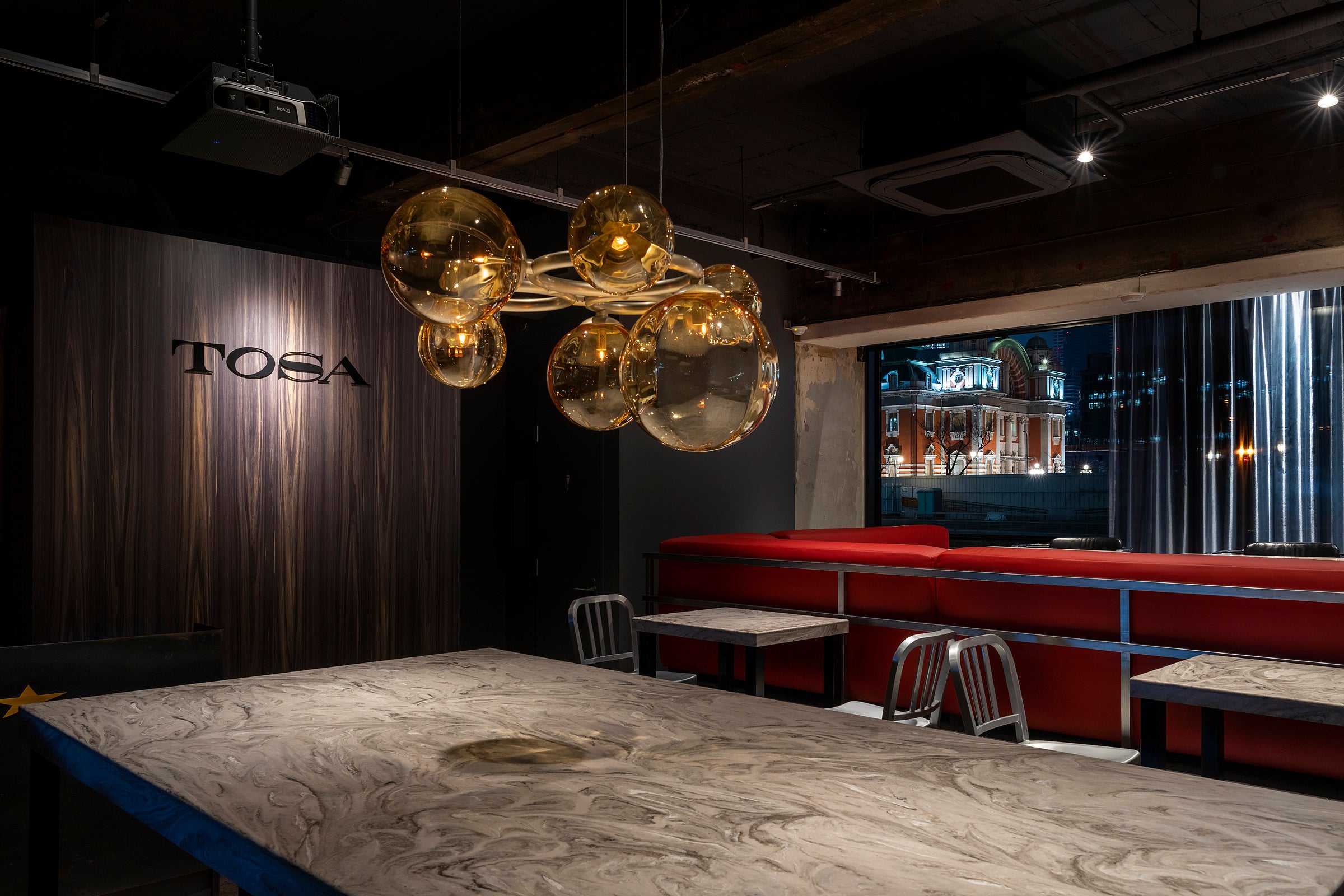 スツールシート：8席・スタンド：〜12名